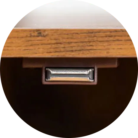 <p style="font-weight: 400;">Ce meuble litière chat, vous permet de transformer un coin de votre félin en un royaume pratique et stylé ! </p> <p style="font-weight: 400;"><span style="font-weight: 400;"> Que ce soit pour accueillir un bac de litière, servir de niche ou rangement, la combinaison de bois et de métal crée une décoration chic à votre domicile tout en économisant de l’espace ! </span> [cg_accordion title="Matériau"] Bois MDF + Métal [/cg_accordion] [cg_accordion title="Avantage"]</p> <ul style="font-weight: 400;"> <li>Ce meuble chat pour litière crée un coin propre et hygiénique pour votre félin </li> <li>Polyvalent comme rangement, table de chevet ou meuble d’appoint </li> <li>6 crochets à deux côtés et surface plane peuvent accueillir différents accessoires </li> <li>Combinaison de MDF et de métal offre une capacité de charge de 70kg pour une utilisation durable </li> <li>Grande entrée, en forme de tête de minou, assure une circulation d’air adéquate, créant son espace respirant et ajoutant une touche décorative supplémentaire [/cg_accordion] [custom_combined_shortcode title=" Guide de tailles" id="37318"] [cg_accordion title="Livraison"] La livraison s’effectuera dans un délai de 7 à 28 jours ouvrables dès la validation de votre commande. <span lang="FR"> </span>[/cg_accordion][cg_accordion title="Retour"] Si, pour quelque raison que ce soit, vous n'êtes pas pleinement satisfait, une demande de retour serait possible dans les 14 jours suivant la réception.[/cg_accordion]</li> </ul>