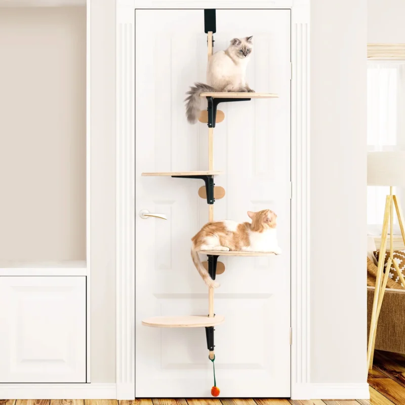 Arbre à chat design sur porte blanche, idéal pour lespace et le bien-être félin.