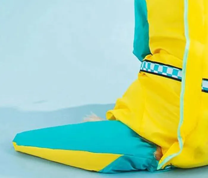 <p style="font-weight: 400;">Cet imperméable grand chien, vous permet de donner à votre canin une protection globale contre les intempéries ! </p> <p style="font-weight: 400;"><span style="font-weight: 400;"> Que ce soit pour les balades sous la pluie, une virée au marché par temps venteux ou lors des randonnées, votre chien sera soigneusement protégé de l’humidité et du sable mouillé, tout en empêchant de ramener de la boue et de la saleté à la maison ! </span> [cg_accordion title="Matériau"] Polyester + Tissu Maillé [/cg_accordion] [cg_accordion title="Avantage"]</p> <ul style="font-weight: 400;"> <li>Cet imperméable pour chien crée un look mignon à votre canin, attirant donc plein d’affection et d’attention de tous </li> <li>Polyvalent pour les promenades sous la pluie et les sorties dans intempéries </li> <li>Body avec capuche, manches longues et enveloppe amovible de queue crée une protection optimale contre l’humidité et la saleté </li> <li>Design coupe-vent avec bande réfléchissante garantit une praticité et une sécurité, même dans l’obscurité </li> <li>Doté d’une partie réservée pour attacher une laisse </li> <li>Boutons pressions permettent une mise facile [/cg_accordion] [custom_combined_shortcode title=" Guide de tailles" id="37611"] [cg_accordion title="Livraison"] La livraison s’effectuera dans un délai de 7 à 28 jours ouvrables dès la validation de votre commande. <span lang="FR"> </span>[/cg_accordion][cg_accordion title="Retour"] Si, pour quelque raison que ce soit, vous n'êtes pas pleinement satisfait, une demande de retour serait possible dans les 14 jours suivant la réception.[/cg_accordion]</li> </ul>