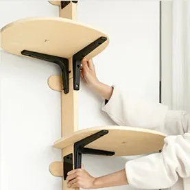 <p style="font-weight: 400;">C’est un arbre à chat suspendu, vous permet de créer des étagères de joie pour votre félin !</p> <p style="font-weight: 400;"><span style="font-weight: 400;"> Que ce soit pour lui offrir des escaliers amusants, un paradis vertical de détente, ou simplement pour créer ses territoires d’observation en hauteur, l’installation contre porte économise l’espace d’intérieur, tout en ajoutant une touche décorative. </span> [cg_accordion title="Matériau"] Contreplaqué + Métal + Silicone [/cg_accordion] [cg_accordion title="Avantage"]</p> <ul style="font-weight: 400;"> <li>Cet arbre et échelle pour chat crée un espace d’escalade confortable et amusant pour les aventures de votre félin</li> <li>Polyvalent pour sauter, jouer, dormir, observer de haut ou faire une sieste</li> <li>Installation sans couture contre porte (de 4 à 4,5 d’épaisseur) économisant l’espace à domicile</li> <li>Contreplaqué et pièces métalliques assure une grande capacité de charge (chaque plateau supporte jusqu’à 10kg statiquement et 6 kg dynamiquement)</li> <li>Fixation stable et sans dommage en PU adhésif lavable et amovible</li> <li>Design s’intègre parfaitement à la déco intérieure [/cg_accordion] [custom_combined_shortcode title=" Guide de tailles" id="37744"] [cg_accordion title="Livraison"] La livraison s’effectuera dans un délai de 7 à 28 jours ouvrables dès la validation de votre commande. <span lang="FR"> </span>[/cg_accordion][cg_accordion title="Retour"] Si, pour quelque raison que ce soit, vous n'êtes pas pleinement satisfait, une demande de retour serait possible dans les 14 jours suivant la réception.[/cg_accordion]</li> </ul>