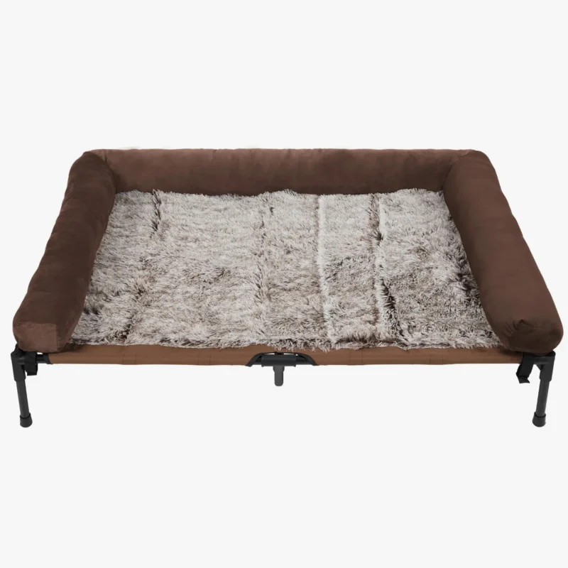 Lit pour animaux confortable et surélevé avec bords rembourrés en gris et brun.