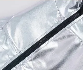 <p style="font-weight: 400;">Cet imperméable chien, vous permet d’offrir à votre canin une allure stylée et un confort ultime contre les intempéries ! </p> <p style="font-weight: 400;"><span style="font-weight: 400;"> Que ce soit pour les aventures en plein air, les escapades sous la pluie, une virée au marché par temps venteux ou simplement pour les séances photo à partager sur les réseaux sociaux, votre chien sera protégé de l’humidité et du sable mouillé, tout en attirant plein d’amour des autres grâce à son look cool ! </span> [cg_accordion title="Matériau"] Polyester élastique [/cg_accordion] [cg_accordion title="Avantage"]</p> <ul style="font-weight: 400;"> <li>Ce manteau imperméable chien crée un look à la fois cool et stylé à votre canin en attirant donc plein d’affection et d’attention de tous </li> <li>Polyvalent pour les promenades sous la pluie, les sorties dans intempéries et les séances photo </li> <li>Body élastique avec col haut, manches longues et boucle réglable au niveau de la poitrine assure un ajustement parfait pour bien envelopper son corps </li> <li>Polyester doux assure une respirabilité confortable </li> <li>Fermeture à glissière permet une mise facile [/cg_accordion] [custom_combined_shortcode title=" Guide de tailles" id="37647"] [cg_accordion title="Livraison"] La livraison s’effectuera dans un délai de 7 à 28 jours ouvrables dès la validation de votre commande. <span lang="FR"> </span>[/cg_accordion][cg_accordion title="Retour"] Si, pour quelque raison que ce soit, vous n'êtes pas pleinement satisfait, une demande de retour serait possible dans les 14 jours suivant la réception.[/cg_accordion]</li> </ul>