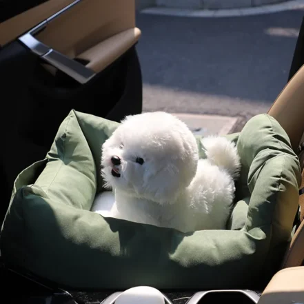 Siège auto pour petit chien avec harnais de sécurité intégré, confortable et sécurisé pour la banquette arrière