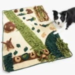 Un border collie s'amusant avec un tapis de fouille pour chien.