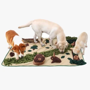 Un Corgi et Un labrador et un bulldog français jouant sur un tapis de fouille XXL pour chien.