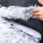 Gros plan sur les poils longs de 4 cm de la fourrure du panier pour chien