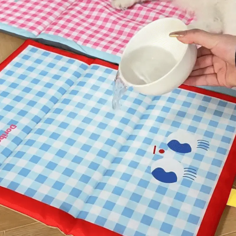 <p style="font-weight: 400;">Ce tapis pour chien permet d’offrir à votre toutou le summum du confort thermorégulé, idéal pour toutes les saisons. Sa double face apporte une polyvalence dans un seul produit économique, avec une surface en satin glacé pour l’été et un revêtement en cuir PVC robuste pour un usage intensif. Son garnissage épais de 2 cm en coton alvéolé apporte un excellent soutien, parfait pour les articulations fragiles, tout en permettant une aération optimale.</p> <p style="font-weight: 400;"><span style="font-weight: 400;">Facile à plier en un geste grâce à sa forme préstructurée et sa poignée intégrée, ce tapis rafraîchissant chien se transporte sans effort et se range discrètement, pratique également pour vos voyages ensemble. Son imperméabilité complète des deux côtés résiste aux accidents toute en repoussant naturellement les poils et les taches, simplifiant son entretien quotidien, à la maison comme en déplacement. </span></p> <p style="font-weight: 400;">Avantage:</p> <ul style="font-weight: 400;"> <li>Ce tapis pour chien combine confort et fraîcheur sans mouiller les pattes. Sa texture lisse et rebondie donne à votre toutou un coin de repos digne de ses siestes et de ses dormis, surtout en été.</li> <li>Sa double face, une en satin glacé haute densité, l’autre en cuir PVC ultra-résistant, s’adapte à toutes les saisons, présentant deux sensations en un seul achat pour une utilisation durable et économique.</li> <li>Son rembourrage moelleux de 2 cm, fait de coton alvéolé, offre à la fois un soutien orthopédique et une excellente circulation d’air, créant un couchage stable, respirant et agréable même pour les articulations sensibles, tout en prévenant la surchauffe.</li> <li>Son design de pliage rapide est conçu pour être emporté sans effort avec sa structure préformée et sa poignée intégrée. Il se glisse facilement dans un tiroir ou un sac de voyage, et peut aussi servir de coussin d’appoint côté du canapé.</li> <li>Sa surface hydrofuge sur les deux côtés assure une protection super efficace contre les taches et un entretien simplifié, tout en prévenant les accidents et les mauvaises surprises.</li> </ul> <p style="font-weight: 400;">[custom_combined_shortcode title=" Matériau" id="63036"][custom_combined_shortcode title=" Guide de tailles" id="63037"] [cg_accordion title="Livraison"] La livraison s’effectuera dans un délai de 7 à 28 jours ouvrables dès la validation de votre commande. <span lang="FR"> </span>[/cg_accordion][cg_accordion title="Retour"] Si, pour quelque raison que ce soit, vous n'êtes pas pleinement satisfait, une demande de retour serait possible dans les 14 jours suivant la réception. [/cg_accordion]</p>