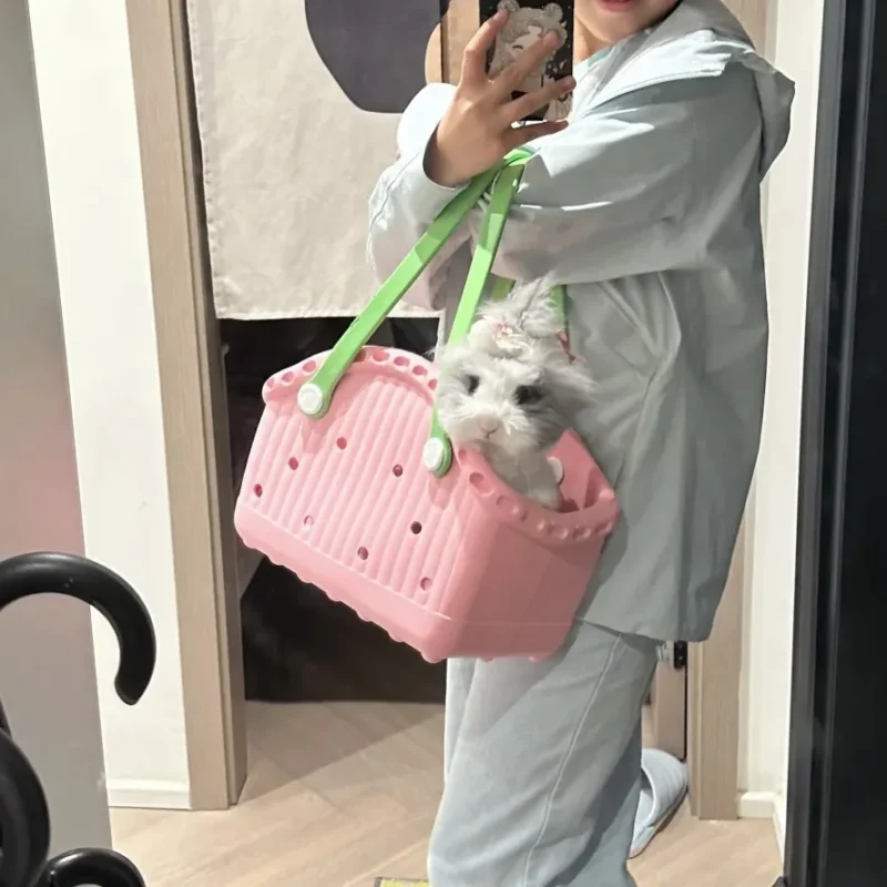Une femme avec un sac pour animal en caoutchouc écologique rose
