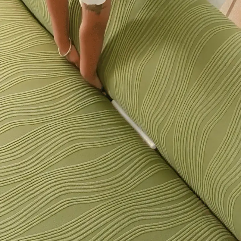 <p style="font-weight: 400;">Cette housse canapé extensible transforme votre coin cosy en un cocon stylé à partager en toute sérénité avec vos compagnons à poils. Ses différentes dimensions disponibles assurent une protection adaptée à toutes les configurations : fauteuil, canapé droit, canapé d’angle ou même un ensemble avec pouf. Son tissu doux en polaire épaisse, tricotée façon vague, offre un joli relief et une agréable sensation au toucher, tout en laissant respirer les assises.</p> <p style="font-weight: 400;"><span style="font-weight: 400;">C’est aussi une protection canapé chat et chat ultra extensible qui n’a pas peur d’être tirée, tout en résistant aux griffes et aux mouvements énergiques de vos compagnons. Une fois bien être placé, elle garde une belle tenue du dossier aux accoudoirs, apportant une déco élégante et pratique. </span></p> <p style="font-weight: 400;">Avantage:</p> <ul style="font-weight: 400;"> <li style="list-style-type: none;"> <ul style="font-weight: 400;"> <li>Cette housse de canapé extensible, avec plusieurs couleurs au choix, donne un coup d’élégance à votre salon sans efforts particuliers.</li> <li>Ses nombreuses tailles disponibles offrent une grande possibilité d’adaptation à tous les types de canapés, que ce soit un petit pouf, un canapé simple jusqu’à 5 places, un modèle d’angle ou un ensemble modulable.</li> <li>Son textile en polaire épaisse, tricoté façon vague, crée un effet relief agréable tout en restant respirant et moelleux pour un confort ultime au quotidien.</li> <li>Sa haute extensibilité permet d’épouser les formes et recouvre avec précision tous les éléments : assise, dossier, accoudoirs et coins.</li> <li>Elle est parfaite pour les foyers avec animaux grâce à sa résistance aux griffures, aux sauts répétés et aux roulades imprévues, pour que votre canapé reste bien protégé malgré leurs jeux fantastiques.</li> <li>Sans substances nocives, elle assure une sécurité optimale, aussi bien pour les enfants que pour les chats et les chiens.</li> <li>Un simple passage en machine permet un entretien facile et rapide pour un usage propre et sain.</li> </ul> </li> </ul> <p>[cg_accordion title="Matériau"] Polaire [/cg_accordion] [custom_combined_shortcode title=" Guide de tailles" id="64230"] [cg_accordion title="Livraison"] La livraison s’effectuera dans un délai de 7 à 28 jours ouvrables dès la validation de votre commande. <span lang="FR"> </span>[/cg_accordion][cg_accordion title="Retour"] Si, pour quelque raison que ce soit, vous n'êtes pas pleinement satisfait, une demande de retour serait possible dans les 14 jours suivant la réception. [/cg_accordion]</p>
