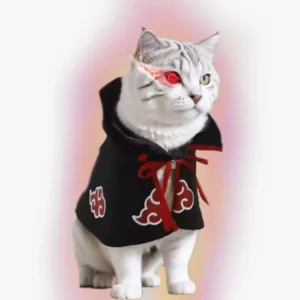 Un chat blanc porte une cape de ninja avec élégance.