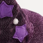 Décoration en forme d’étoile sur un chapeau de sorcier violet pour chat.