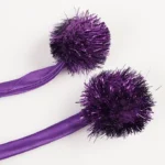 Pompon décoratif d’une robe de sorcier violette pour chat.
