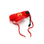 Chat avec un chapeau McDonald's en déguisement