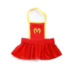 Un chat blanc porte uniquement un tablier McDonald's