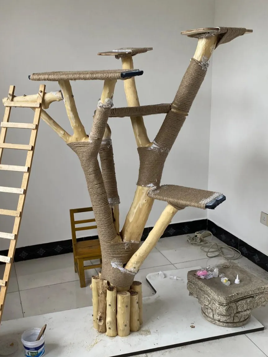 Fabriquer un Arbre à Chat en Bois Naturel : Guide Complet DIY Application de colle blanche et enroulement de corde sisal autour d'un tronc d'arbre à chat