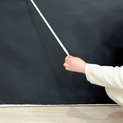 <h3 class="text-lg font-bold text-text-100 mt-1 -mb-1.5">Housse de Canapé Anti-Griffure Chat - Protection Complète et Confortable</h3> <p class="whitespace-normal break-words">Votre chat adore votre canapé, mais ses griffes laissent des traces ? Notre housse de canapé anti-griffure offre une protection efficace tout en préservant l'élégance de votre salon. Conçue spécialement pour les foyers avec animaux de compagnie, cette housse combine résistance, confort et facilité d'entretien.</p> <h3 class="text-lg font-bold text-text-100 mt-1 -mb-1.5">Un Tissu Peluche Résistant aux Griffes</h3> <p class="whitespace-normal break-words">Fabriquée en <strong>peluche épaissie haute densité</strong>, notre housse protège votre canapé contre les griffures, les taches et l'usure quotidienne. La texture douce rappelle la laine d'agneau, offrant un toucher agréable pour vous et votre chat. Le tissu robuste résiste aux assauts répétés des griffes félines sans se déchirer ni perdre sa couleur.</p> <h3 class="text-lg font-bold text-text-100 mt-1 -mb-1.5">Protection à 360° et Installation Facile</h3> <p class="whitespace-normal break-words">Cette housse recouvre intégralement votre canapé : assise, dossier et accoudoirs. Son design <strong>extensible et antidérapant</strong> garantit un ajustement parfait sans glissement, même sur les canapés en cuir ou en tissu lisse. L'installation prend quelques minutes seulement, sans outils nécessaires.</p> <h3 class="text-lg font-bold text-text-100 mt-1 -mb-1.5">Entretien Simplifié</h3> <p class="whitespace-normal break-words">Grâce à son tissu <strong>lavable en machine</strong>, l'entretien devient un jeu d'enfant. Lavez la housse à 30°C en cycle délicat, laissez sécher à l'air libre, et replacez-la sur votre canapé. Le tissu conserve sa forme et sa résistance après de nombreux lavages.</p> <h3 class="text-lg font-bold text-text-100 mt-1 -mb-1.5">Options de Tailles et Couleurs</h3> <p class="whitespace-normal break-words">Disponible en <strong>5 tailles</strong> pour s'adapter à tous les canapés :</p> <ul class="[&:not(:last-child)_ul]:pb-1 [&:not(:last-child)_ol]:pb-1 list-disc space-y-2.5 pl-7"> <li class="whitespace-normal break-words">1 place (90-140cm)</li> <li class="whitespace-normal break-words">2 places (145-185cm)</li> <li class="whitespace-normal break-words">3 places (190-230cm)</li> <li class="whitespace-normal break-words">4 places (235-300cm)</li> <li class="whitespace-normal break-words">5 places (plus de 300cm)</li> </ul> <p class="whitespace-normal break-words">Choisissez parmi <strong>4 couleurs neutres</strong> qui s'intègrent harmonieusement à votre décoration : beige, gris, marron et bleu marine.</p> <h3 class="text-lg font-bold text-text-100 mt-1 -mb-1.5">Pourquoi Choisir Notre Housse ?</h3> <p class="whitespace-normal break-words">Les propriétaires de chats connaissent le défi de préserver leurs meubles. Cette housse résout ce problème sans compromettre le style de votre intérieur. Le tissu peluche dissuade naturellement les chats de griffer tout en leur offrant une surface confortable pour se reposer. Vous protégez votre investissement tout en gardant votre compagnon heureux.</p> <p class="whitespace-normal break-words">Idéale également pour les foyers avec enfants ou chiens, cette housse polyvalente résiste aux taches alimentaires et aux liquides renversés. Son tissu épais absorbe les chocs et prolonge considérablement la durée de vie de votre canapé.</p> <p class="whitespace-normal break-words"><strong>Investissez dans une solution durable qui allie protection, confort et esthétique.</strong></p> <p><strong>Bâton de fixation en mousse inclus</strong><a href="https://animimi.fr/wp-content/uploads/2025/08/baton-eponge.webp"><br /><img class="aligncenter wp-image-65513 size-medium" src="https://animimi.fr/wp-content/uploads/2025/08/baton-eponge-300x222.webp" alt="" width="300" height="222" /></a> <a href="https://animimi.fr/wp-content/uploads/2025/08/bande-elastique.webp"><img class="aligncenter wp-image-65512 size-medium" src="https://animimi.fr/wp-content/uploads/2025/08/bande-elastique-300x300.webp" alt="" width="300" height="300" /></a></p> <p style="font-weight: 400;">[custom_combined_shortcode title=" Matériau" id="64310"][custom_combined_shortcode title=" Guide de tailles" id="67976"] [cg_accordion title="Livraison"] La livraison s’effectuera dans un délai de 7 à 28 jours ouvrables dès la validation de votre commande. <span lang="FR"> </span>[/cg_accordion][cg_accordion title="Retour"] Si, pour quelque raison que ce soit, vous n'êtes pas pleinement satisfait, une demande de retour serait possible dans les 14 jours suivant la réception. [/cg_accordion]</p>