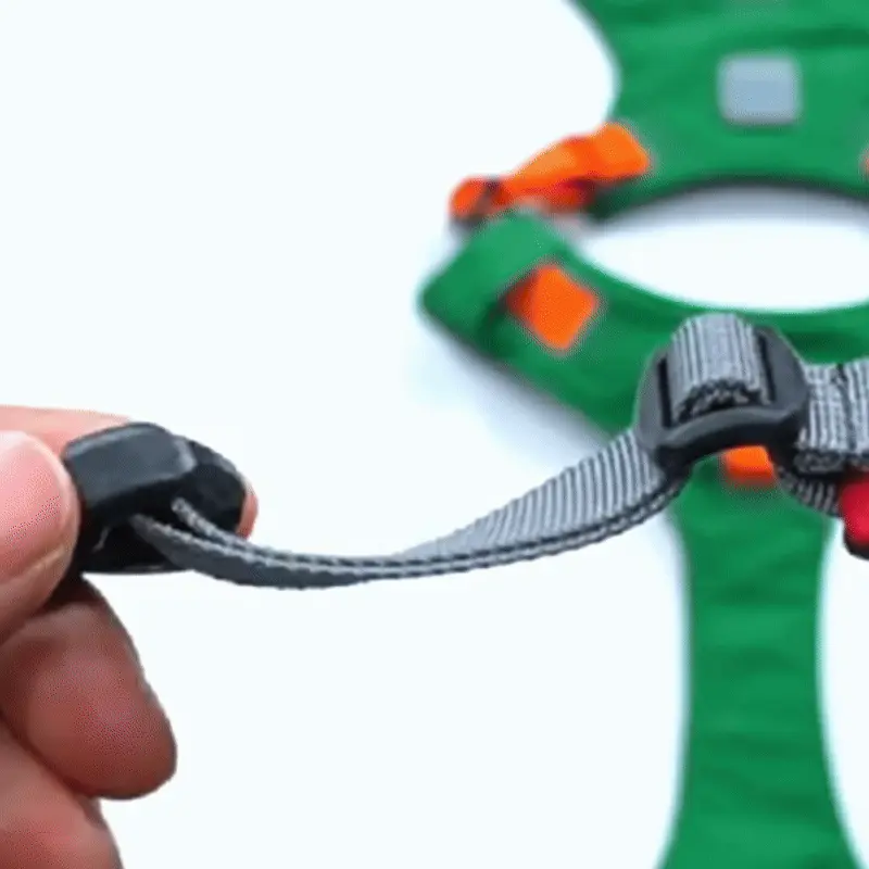 <h3 class="text-lg font-bold text-text-100 mt-1 -mb-1.5">Harnais réglable pour petit chien avec laisse assortie</h3> <p class="whitespace-normal break-words">Votre petit chien mérite un harnais confortable et sécurisé pour ses promenades quotidiennes. Ce harnais en nylon avec laisse intégrée combine ajustement facile, finitions soignées et résistance aux intempéries. Particulièrement adapté aux chiens de petite taille et aux races à morphologie compacte comme les Bouledogues français, Chihuahuas, Yorkshire Terriers ou Bichons.</p> <h3 class="text-lg font-bold text-text-100 mt-1 -mb-1.5">Pourquoi choisir ce harnais avec laisse ?</h3> <p class="whitespace-normal break-words"><strong>Réglage facile pour un ajustement parfait</strong> Le système de réglage permet d'adapter le harnais à la morphologie de votre chien en quelques secondes. Les sangles réglables au niveau du poitrail et du cou assurent un maintien confortable sans serrer ni frotter. Votre chien profite d'une liberté de mouvement optimale tout en restant bien maintenu lors des promenades.</p> <p class="whitespace-normal break-words"><strong>Finitions soignées et robustes</strong> Les coutures renforcées et les boucles de qualité témoignent d'une fabrication minutieuse. Les points d'attache sont solidement fixés pour résister aux tiraillements. Ce harnais accompagne votre chien durablement, promenade après promenade, sans s'user prématurément.</p> <p class="whitespace-normal break-words"><strong>Matière imperméable et résistante aux taches</strong> Le nylon haute qualité repousse naturellement l'eau et les salissures. Votre chien peut courir dans l'herbe mouillée ou traverser des flaques sans que le harnais ne s'alourdisse. La matière sèche rapidement après les sorties, évitant les odeurs d'humidité et les bactéries.</p> <p class="whitespace-normal break-words"><strong>Laisse assortie de 1,2 mètre incluse</strong> Plus besoin d'acheter séparément une laisse : ce kit complet vous permet de promener votre chien dès réception. La laisse en nylon de 1,2 mètre coordonnée offre une longueur idéale pour contrôler votre chien sans le contraindre. Elle garantit une prise en main confortable et une résistance adaptée aux petits chiens. Le mousqueton se fixe solidement à l'anneau dorsal du harnais.</p> <p class="whitespace-normal break-words"><strong>Deux coloris vifs et visibles</strong> Choisissez entre le vert et l'orange, deux couleurs lumineuses qui augmentent la visibilité de votre chien lors des promenades. Ces teintes modernes apportent une touche de style tout en facilitant le repérage de votre compagnon dans les espaces extérieurs.</p> <h3 class="text-lg font-bold text-text-100 mt-1 -mb-1.5">Caractéristiques techniques</h3> <ul class="[&:not(:last-child)_ul]:pb-1 [&:not(:last-child)_ol]:pb-1 list-disc space-y-2.5 pl-7"> <li class="whitespace-normal break-words"><strong>Matière</strong> : Nylon haute résistance</li> <li class="whitespace-normal break-words"><strong>Propriétés</strong> : Imperméable, résistant aux taches</li> <li class="whitespace-normal break-words"><strong>Réglages</strong> : Sangles ajustables au poitrail et au cou</li> <li class="whitespace-normal break-words"><strong>Type</strong> : Harnais thoracique avec laisse assortie</li> <li class="whitespace-normal break-words"><strong>Coloris disponibles</strong> : Vert, Orange</li> <li class="whitespace-normal break-words"><strong>Adapté pour</strong> : Chiens de petite taille (Bouledogue français, Chihuahua, Yorkshire, Bichon, Jack Russell, Caniche nain)</li> <li class="whitespace-normal break-words"><strong>Entretien</strong> : Lavage à la main à l'eau froide, séchage naturel à l'air libre</li> </ul> <h3 class="text-lg font-bold text-text-100 mt-1 -mb-1.5">Entretien recommandé</h3> <p class="whitespace-normal break-words"><strong>Important</strong> : Ce harnais ne passe pas en machine à laver. Pour préserver la qualité des matériaux et des coutures, privilégiez un nettoyage doux.</p> <p class="whitespace-normal break-words"><strong>Méthode de lavage :</strong></p> <ol class="[&:not(:last-child)_ul]:pb-1 [&:not(:last-child)_ol]:pb-1 list-decimal space-y-2.5 pl-7"> <li class="whitespace-normal break-words">Rincez le harnais à l'eau froide après chaque sortie salissante</li> <li class="whitespace-normal break-words">Utilisez une brosse douce avec un peu de savon neutre pour les taches tenaces</li> <li class="whitespace-normal break-words">Frottez délicatement sans tordre le tissu</li> <li class="whitespace-normal break-words">Rincez abondamment à l'eau claire froide</li> <li class="whitespace-normal break-words">Essorez légèrement sans torsion</li> <li class="whitespace-normal break-words">Suspendez à l'air libre pour un séchage naturel, à l'ombre</li> </ol> <p class="whitespace-normal break-words"><strong>Astuce</strong> : Nettoyez régulièrement les boucles et l'anneau métallique pour éviter l'accumulation de saletés qui pourrait gêner les réglages.</p> <h3 class="text-lg font-bold text-text-100 mt-1 -mb-1.5">Sécurité et confort pour votre petit chien</h3> <p class="whitespace-normal break-words">Le harnais thoracique répartit la pression sur le poitrail de votre chien, contrairement au collier qui exerce une traction sur le cou. Cette conception est particulièrement recommandée pour les Bouledogues français et autres races brachycéphales (à museau court) qui peuvent avoir des difficultés respiratoires. Le harnais évite toute compression de la gorge et permet à votre chien de respirer librement pendant les promenades.<span style="font-weight: 400; font-size: 16px;">[custom_combined_shortcode title=" Guide de tailles" id="68684"] [cg_accordion title="Livraison"] La livraison s’effectuera dans un délai de 7 à 28 jours ouvrables dès la validation de votre commande. </span><span lang="FR" style="font-weight: 400; font-size: 16px;"> </span><span style="font-weight: 400; font-size: 16px;">[/cg_accordion][cg_accordion title="Retour"] Si, pour quelque raison que ce soit, vous n'êtes pas pleinement satisfait, une demande de retour serait possible dans les 14 jours suivant la réception. [/cg_accordion]</span></p>