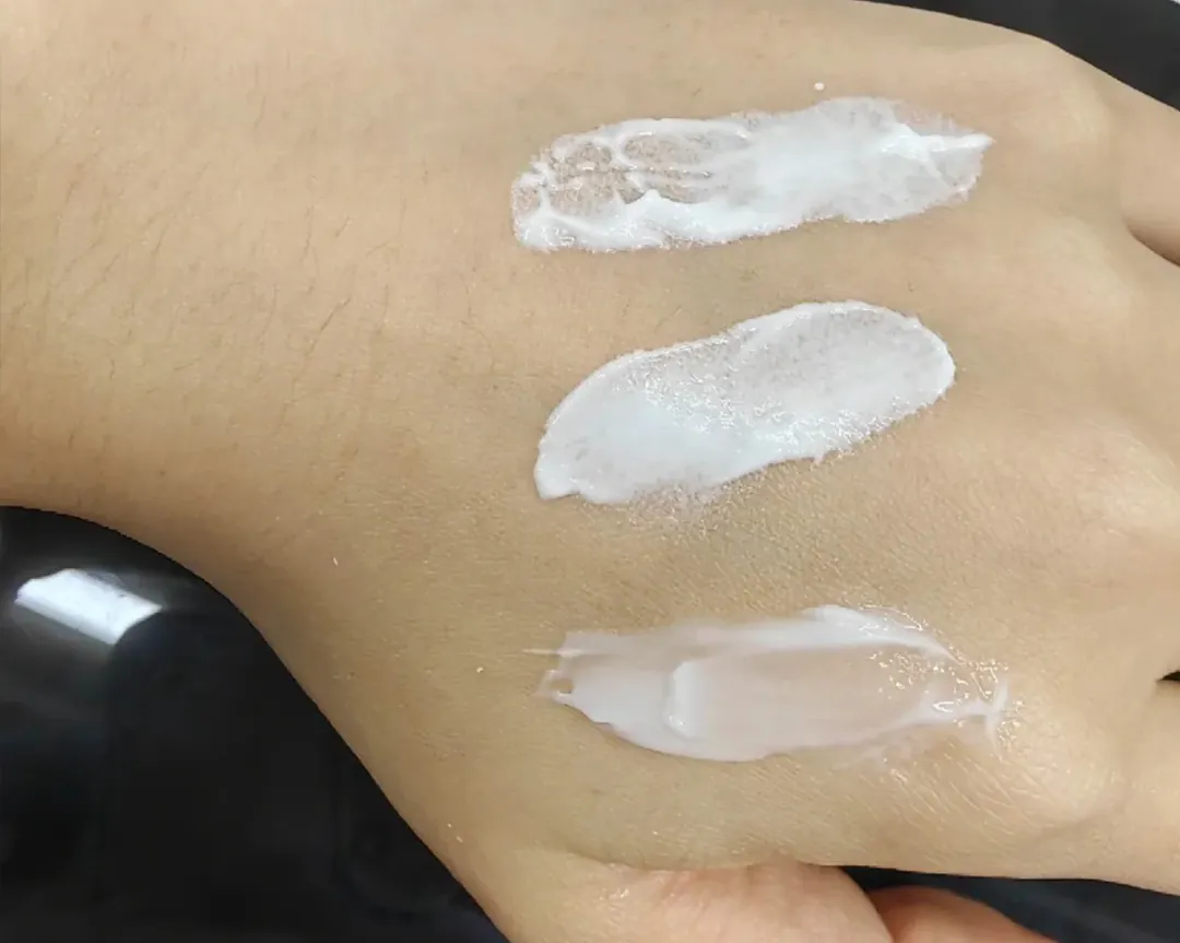 Illustration de la première solution : se laver les mains ou appliquer de la crème hydratante avant de caresser son chat pour éviter l'électricité statique