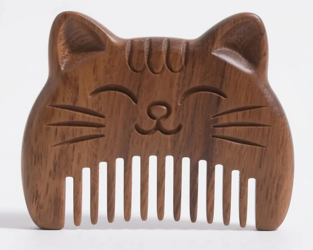 Brosse en bois naturel pour toilettage antistatique et complément alimentaire oméga-3 pour un pelage soyeux de chat