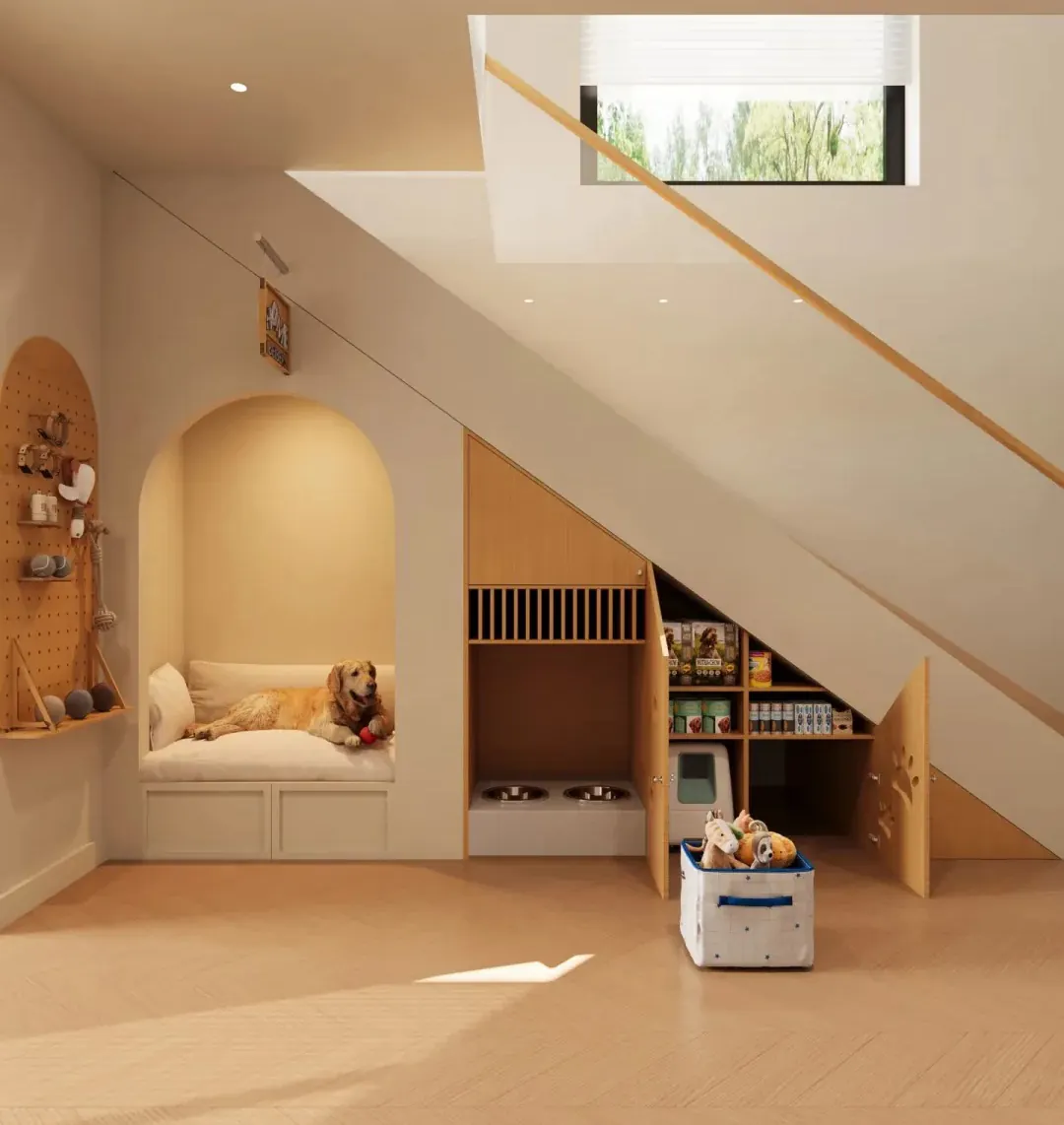 Quel Chien Peut Rester Seul Toute la Journée ? 11 Races Indépendantes Appartement sécurisé pour chien seul montrant zone de repos, points d'eau, jouets et espace sans danger