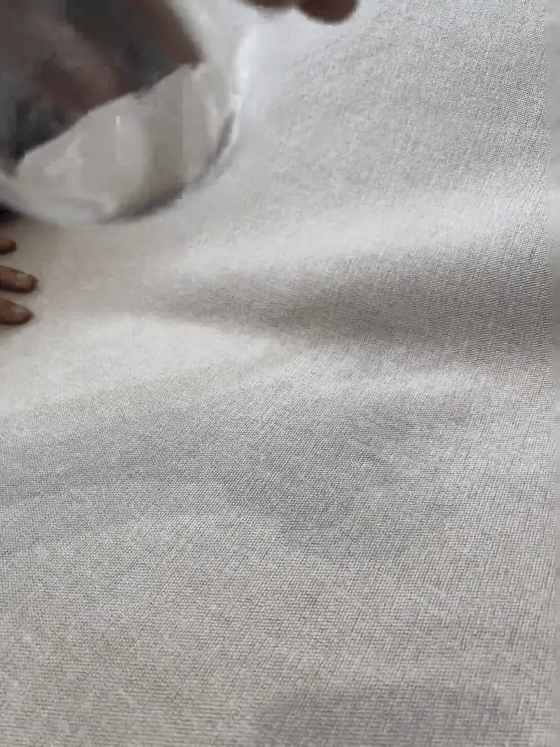 Comment Enlever l'Urine de Chat sur le Canapé et le Matelas : Solution Efficace Canapé moderne protégé par une housse imperméable élégante avec un chat paisiblement installé dessus - prévention efficace