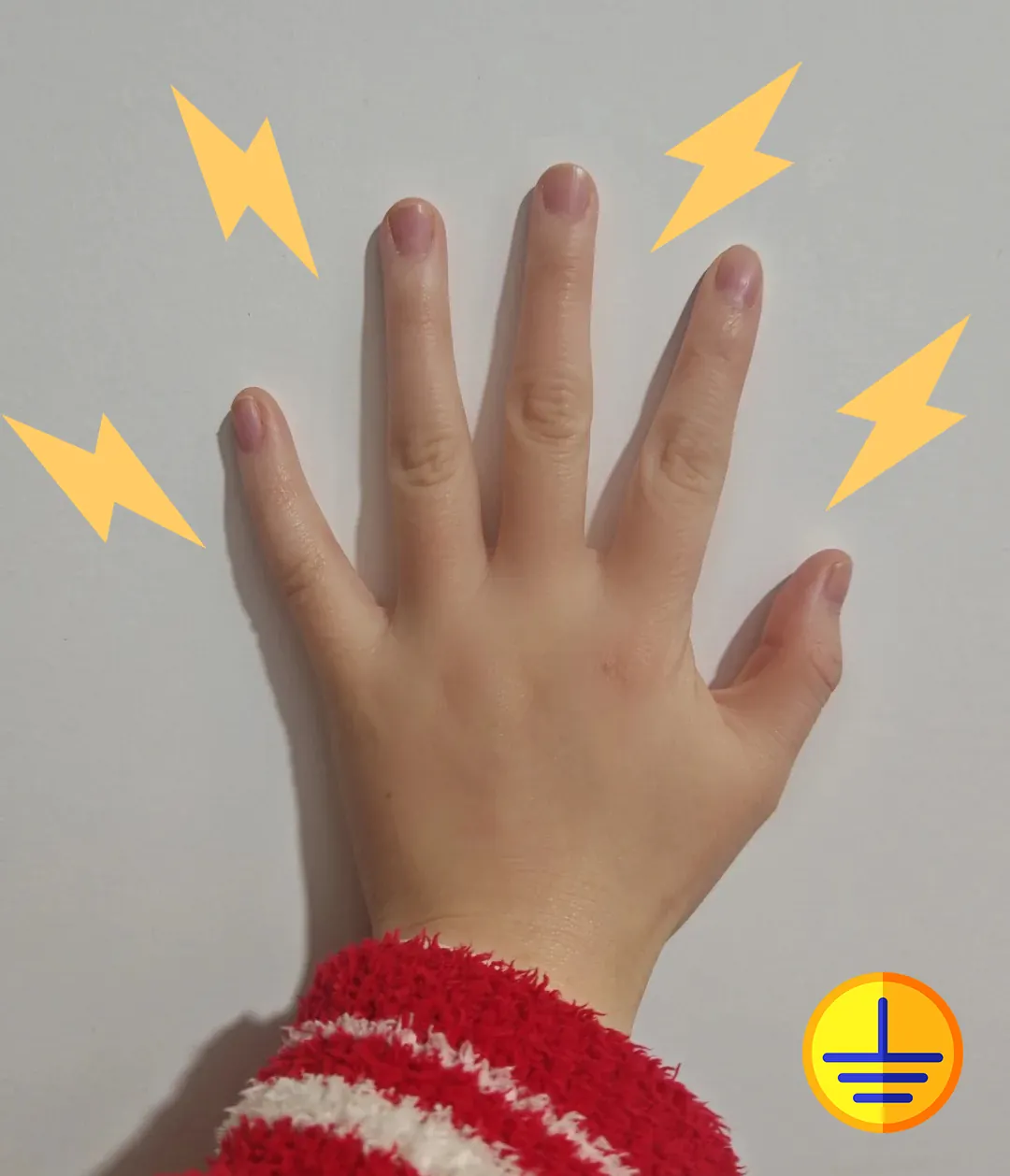 Personne touchant un mur pour se décharger de l'électricité statique avant de caresser son chat - méthode de mise à la terre