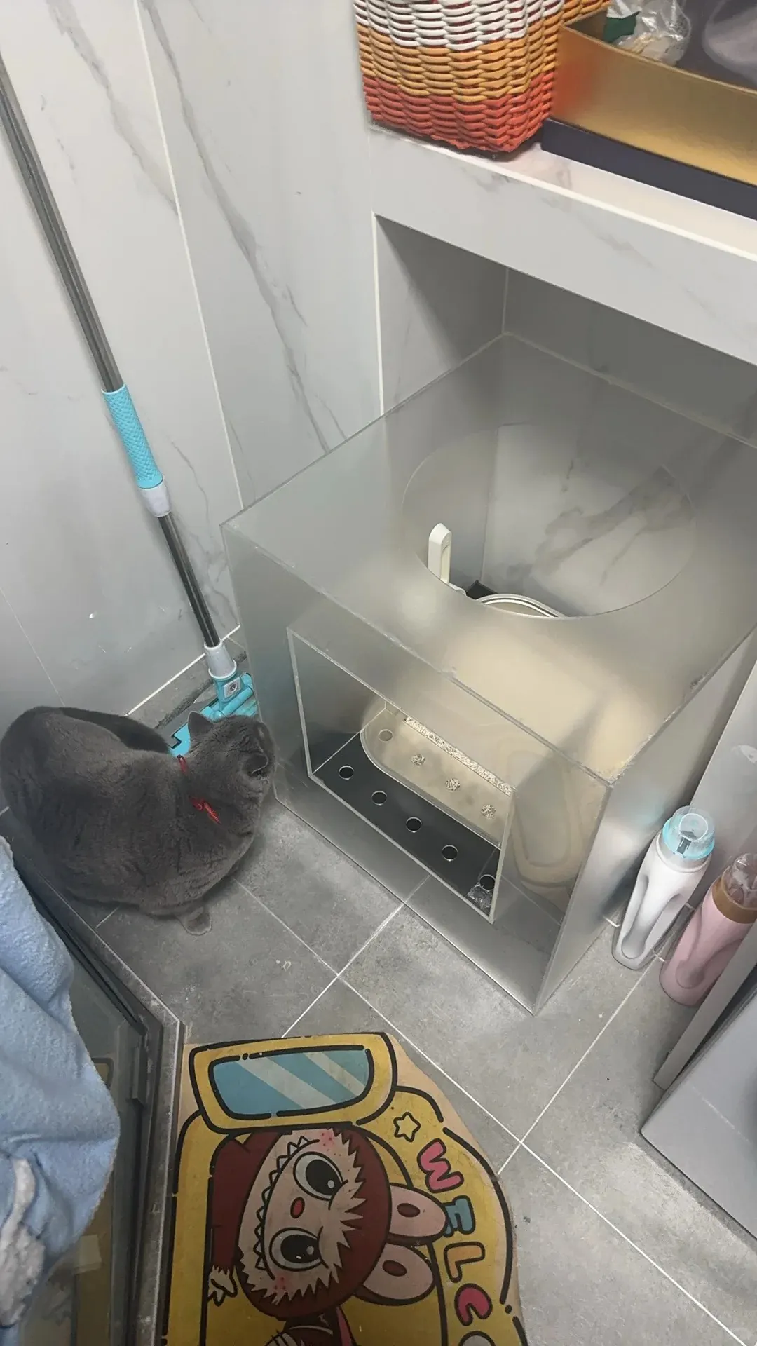 Détail des trous de ventilation percés dans le panneau supérieur du bac à litière en acrylique