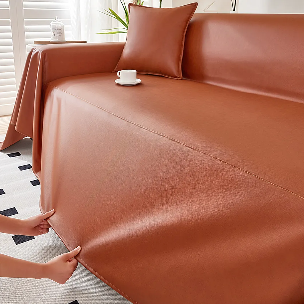 Housse de canapé imperméable en similicuir couvrant entièrement un canapé 3 places, montrant la finition cirée et la couverture des accoudoirs