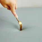 Housse Canapé Simili-Cuir gris, test anti-griffes avec fourchette sur le tissu