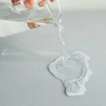Housse Canapé Simili-Cuir gris, test d'imperméabilité avec eau versée sur le tissu