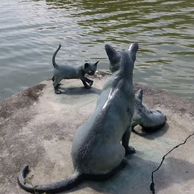 Chat de Singapour (Singapura) : Le Plus Petit Chat du Monde Statue Kucinta le long de la Singapore River représentant le chat national de Singapour