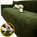 Housse-de-canapé anti-griffe-pour-animal-domestique Housse Canapé Anti-Griffe Chenille vert, test d'élasticité du tissu avec coussins déco sur canapé