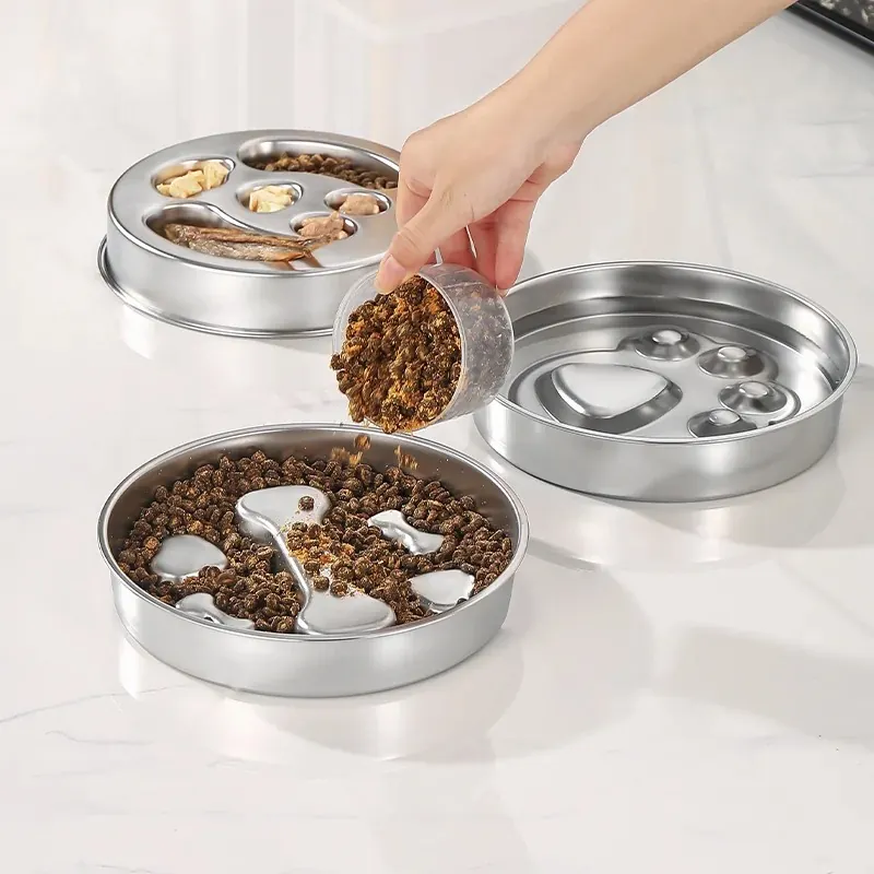 Gamelle ludique pour chat : quel modèle choisir ? Si votre chat n'est pas encore habitué à la gamelle anti-glouton, mettez un peu plus de croquettes pour lui faciliter l'accès à la nourriture