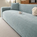 housse-canape-bleu-poudre-protection-universelle-animale Housse Canapé Chenille bleu, ambiance salon avec coussin et tasse