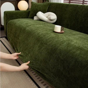 Housse Canapé Chenille vert, mains ajustant le tissu sur canapé