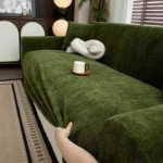 housse-canape-vert-olive-installation-rapide-pour-protection-animale Housse Canapé Chenille vert, décoration salon moderne avec main ajustant le tissu