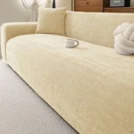 housse-protection-canape-beige-decoration-salon-epure Housse Canapé Chenille beige, ambiance salon avec coussin et tasse