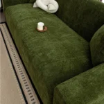 housse-protection-canape-vert-olive-style-salon-moderne Housse Canapé Chenille vert olive, coin salon avec tasse et coussin