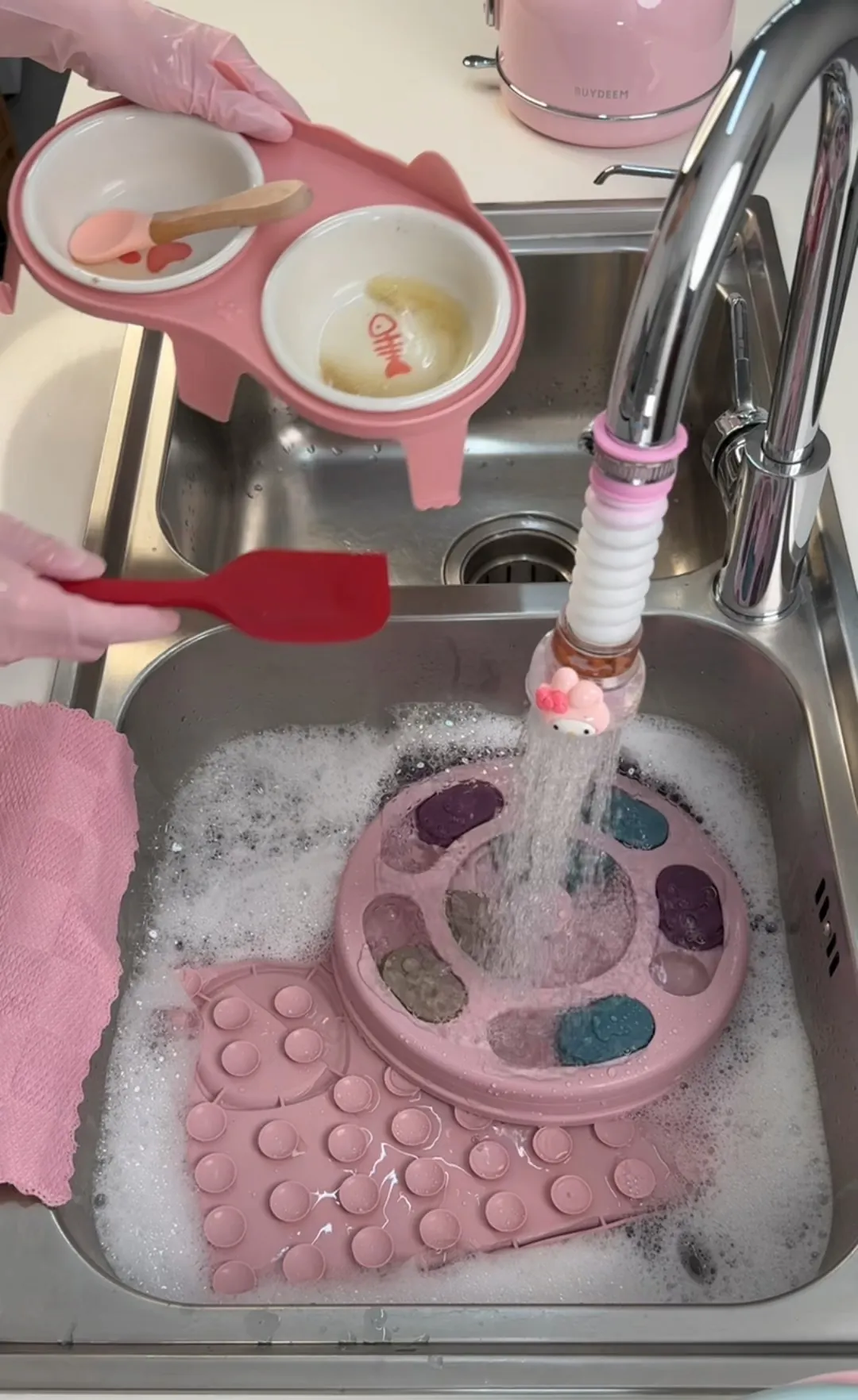 Gamelle ludique pour chat : quel modèle choisir ? Nettoyage d'une gamelle labyrinthe pour chat sous l'eau avec brosse, recoins brossés soigneusement
