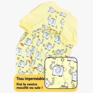Combinaison de protection du ventre pour Corgi, pliée, avec un insert montrant l'imprimé des éléphants. Texte en français sur le tissu imperméable.