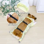 detail-attaches-combinaison-corgi Gros plan sur les sangles d'ajustement et les détails élastiques de la combinaison de protection du ventre pour Corgi, avec des mains montrant le réglage.