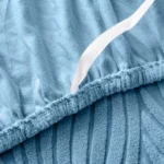 elastique-housse-canape-bleu Gros plan bande élastique de fixation, Housse Canapé Jacquard Ondulé bleue