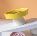 gamelle-anti-glouton-jaune-design-ergonomique Zoom sur l'inclinaison ergonomique de la gamelle anti-glouton surélevée jaune