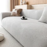 protection-canape-chat-gris-moderne Salon moderne avec une protection de canapé anti-chat extensible de couleur gris clair