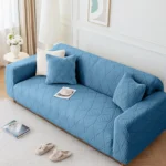 salon-avec-housse-canape-bleu Housse Canapé Jacquard Ondulé bleue dans un salon lumineux