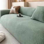 salon-housse-protection-canape-vert Housse Canapé Jacquard Spirale vert sauge dans un salon, protection anti-griffes