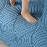 texture-tissu-housse-canape Douceur du tissu jacquard ondulé bleu, pieds nus sur la Housse Canapé