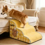 escalier-chien-canape-corgi Corgi grimpant un escalier pour chien près d'un canapé