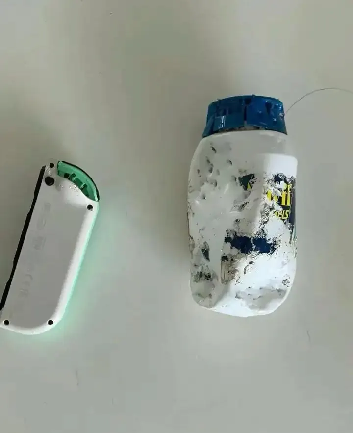 Labrador : 4 défauts vécus après 7 ans avec le mien Flacon en plastique mâchouillé et percé retrouvé au sol
