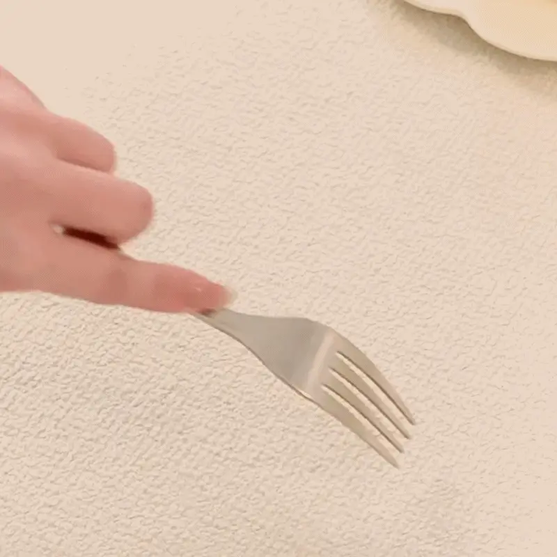 Jeté de Canapé Imperméable - Anti-Griffes & Anti-Taches Test de résistance aux griffures : une fourchette frottée sur le tissu du protège canapé coloris beige sans l'abîmer